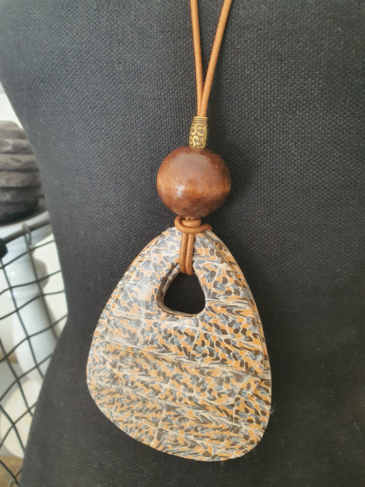 1 74 . Sautoir : "Terre/pierre "