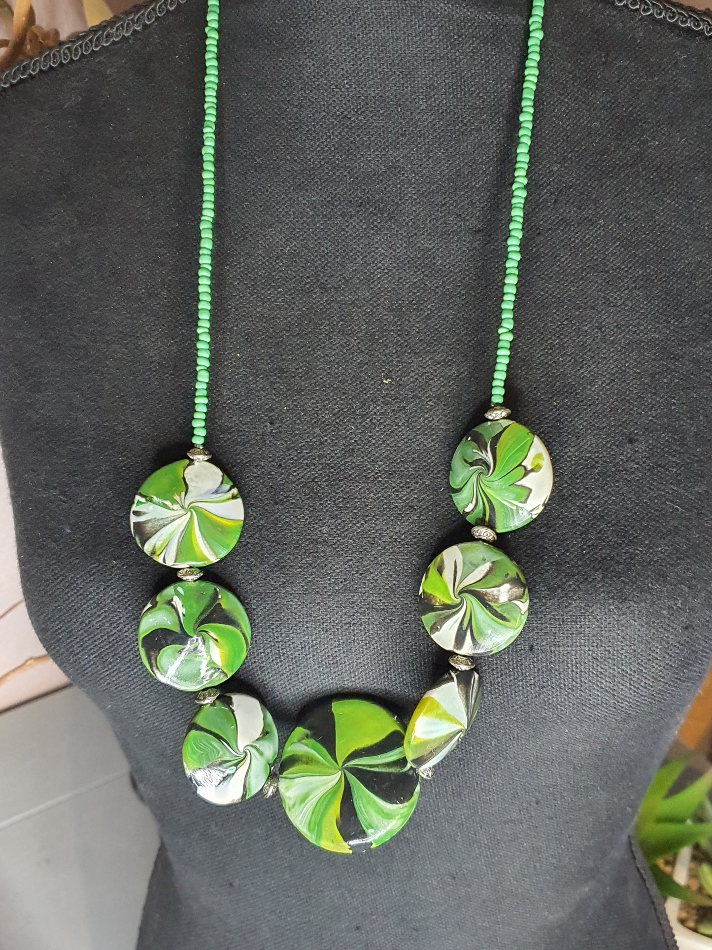 47 . collier " tourbillon vert"