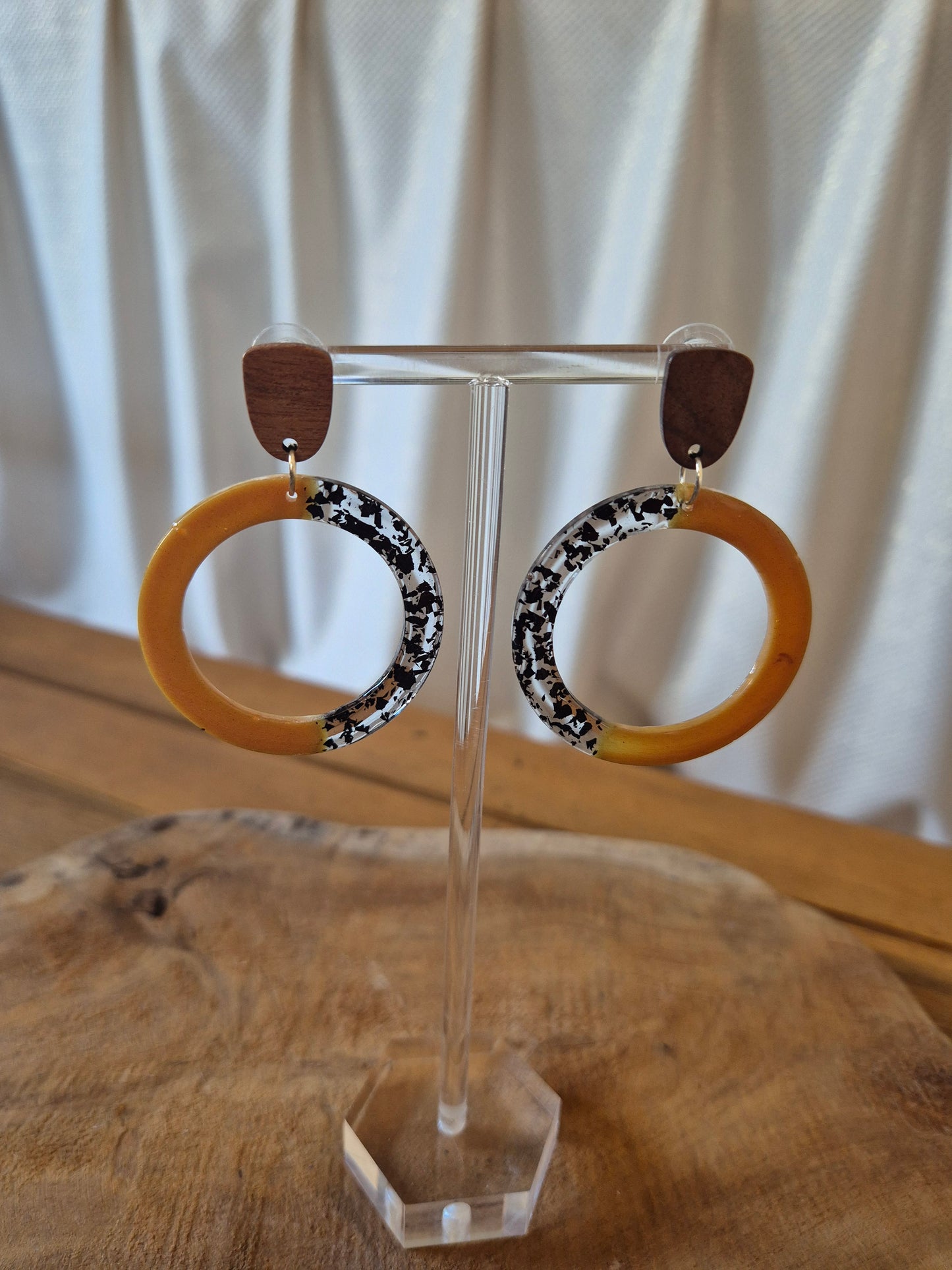 710." Couleur moutarde"