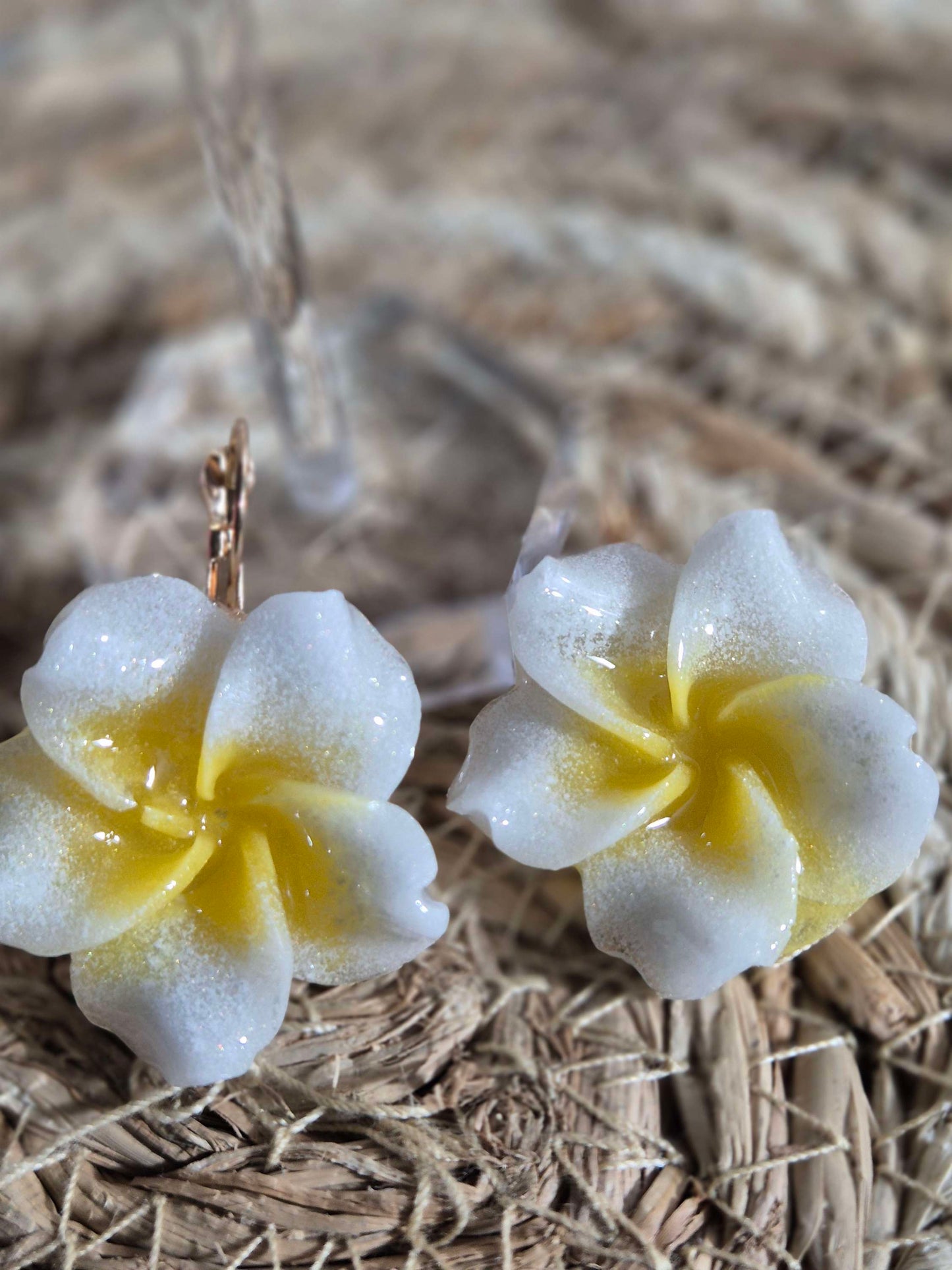 624. Boucles d'oreilles :fleurs de tiaré: