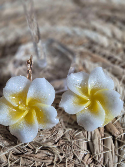 624. Boucles d'oreilles :fleurs de tiaré:
