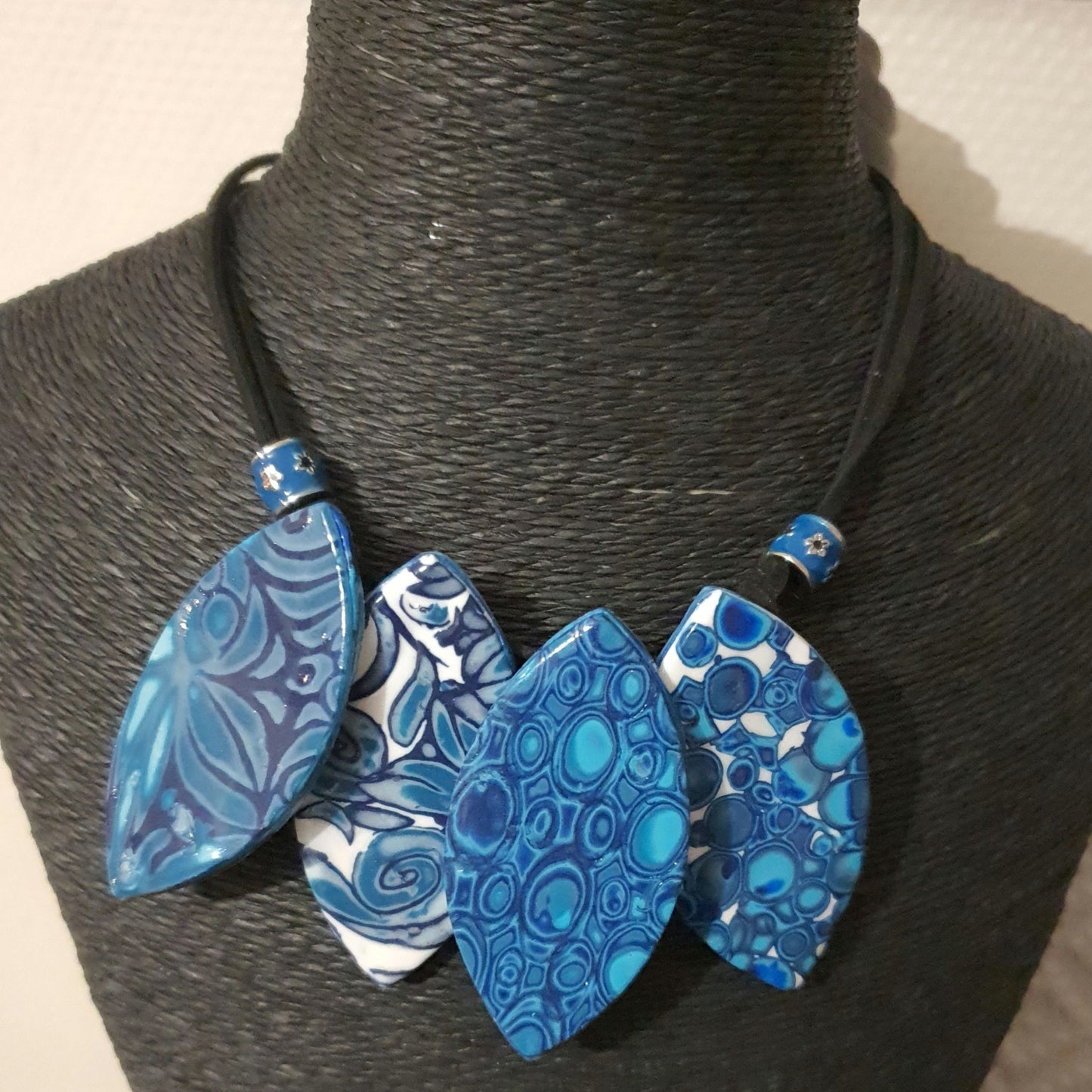 30. Collier" Couleur océans :