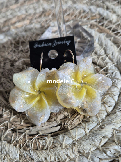 624. Boucles d'oreilles :fleurs de tiaré: