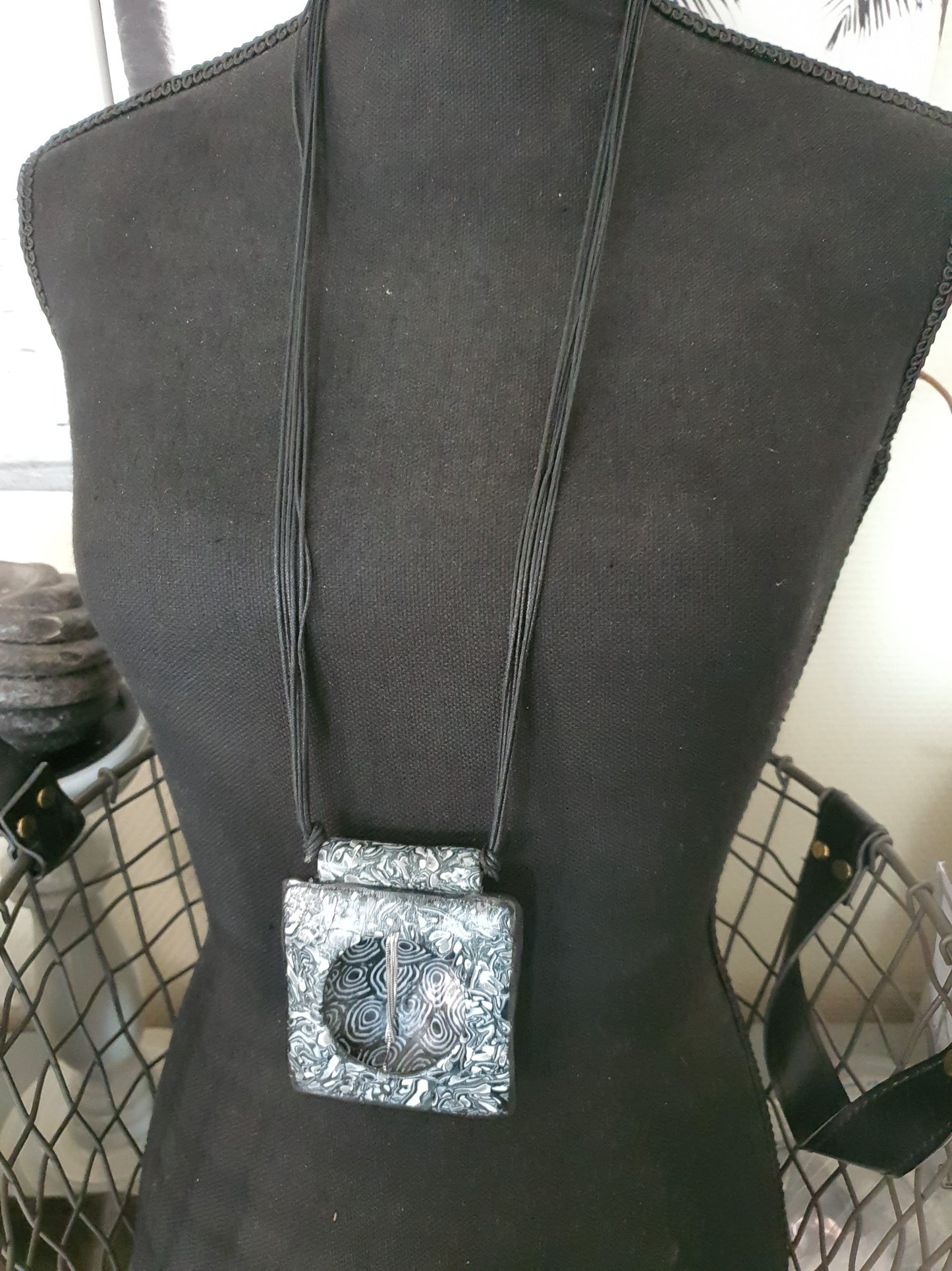 33. Collier "Sautoir la  cage"