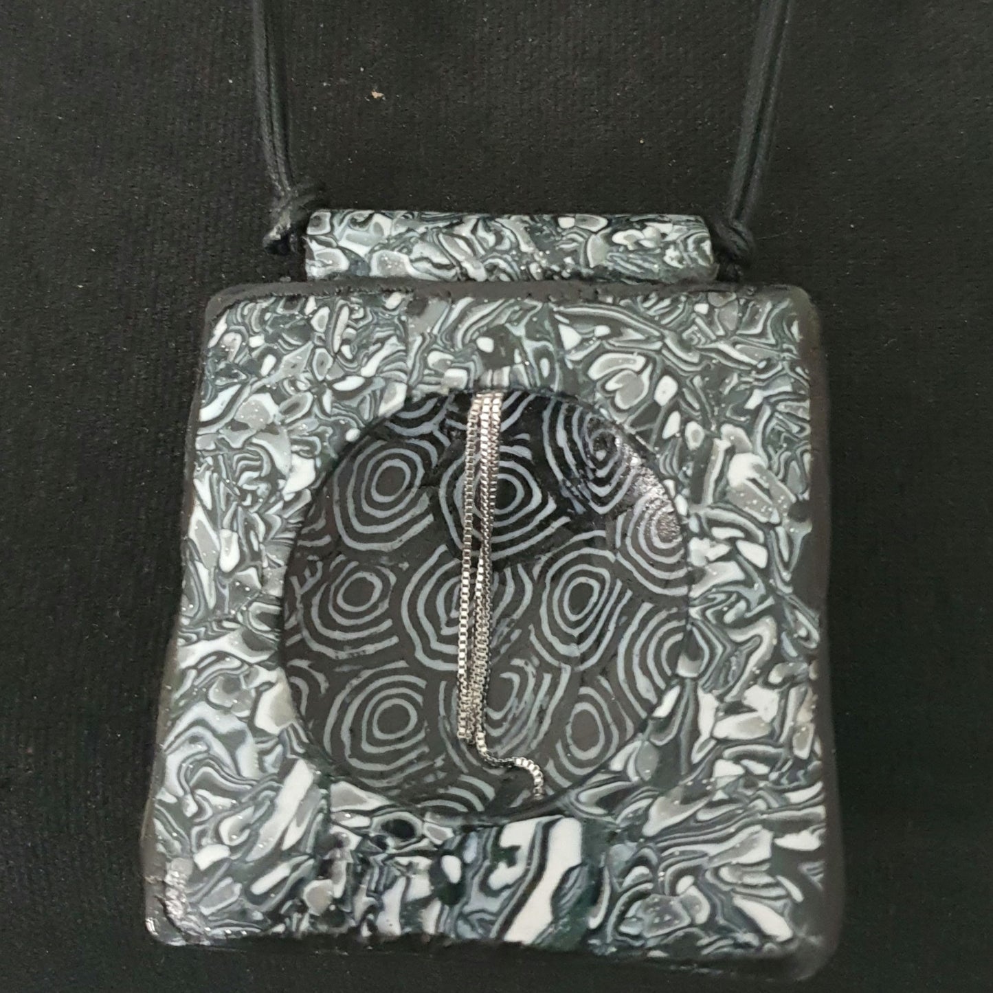 33. Collier "Sautoir la  cage"