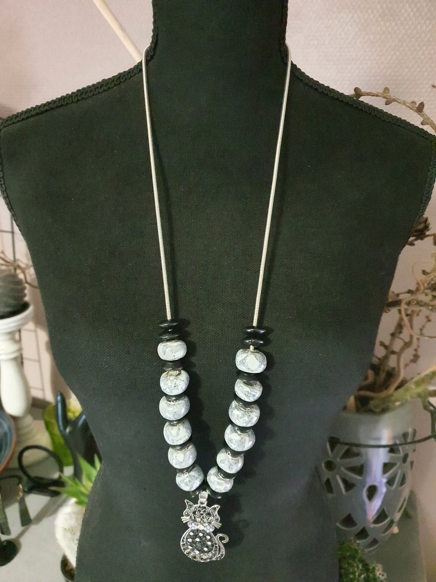 137. "Sautoir le Chat "