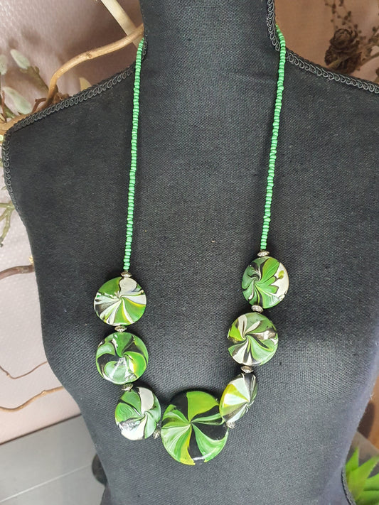 47 . collier " tourbillon  vert"