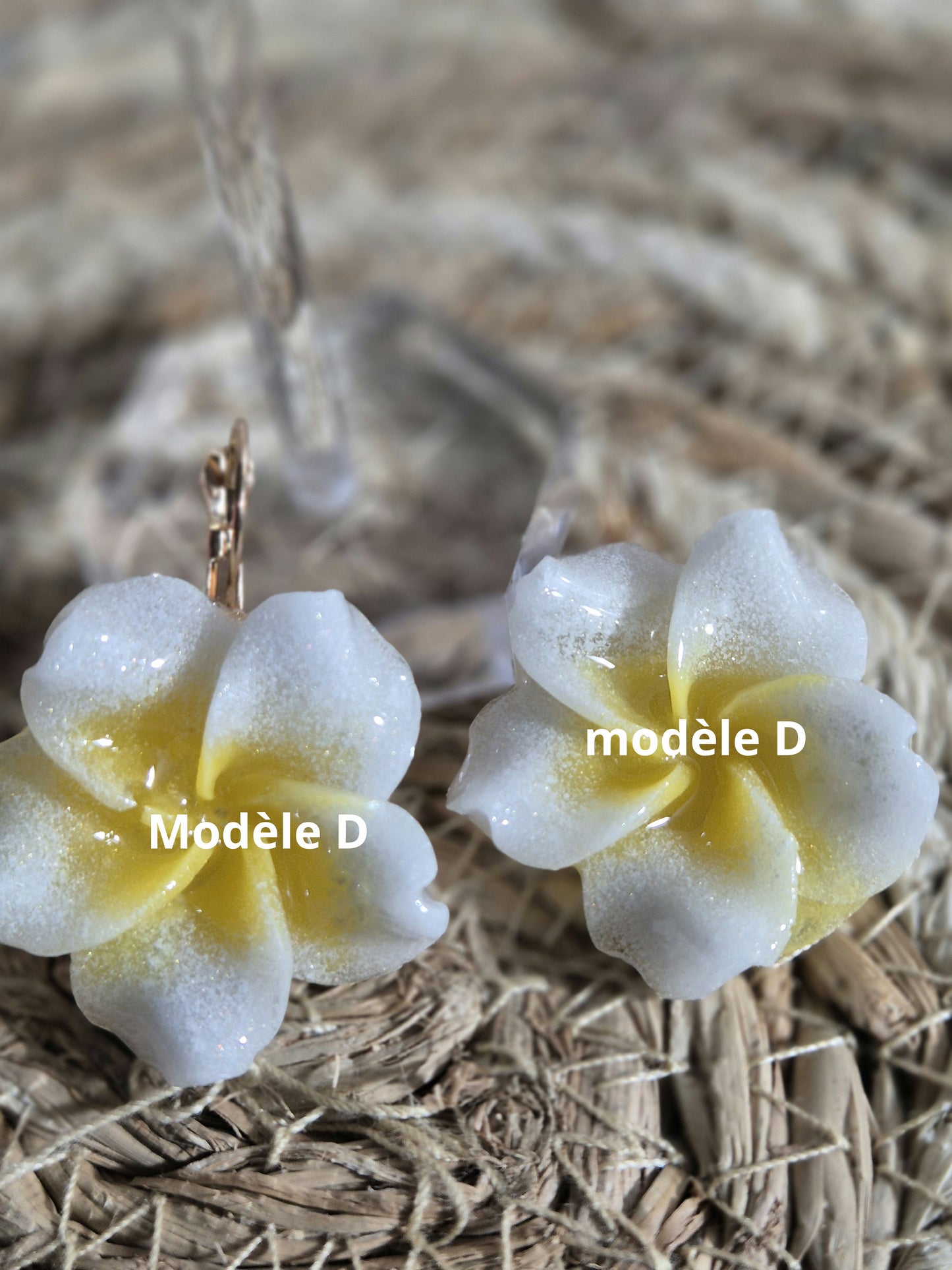 624. Boucles d'oreilles :fleurs de tiaré: