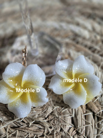 624. Boucles d'oreilles :fleurs de tiaré: