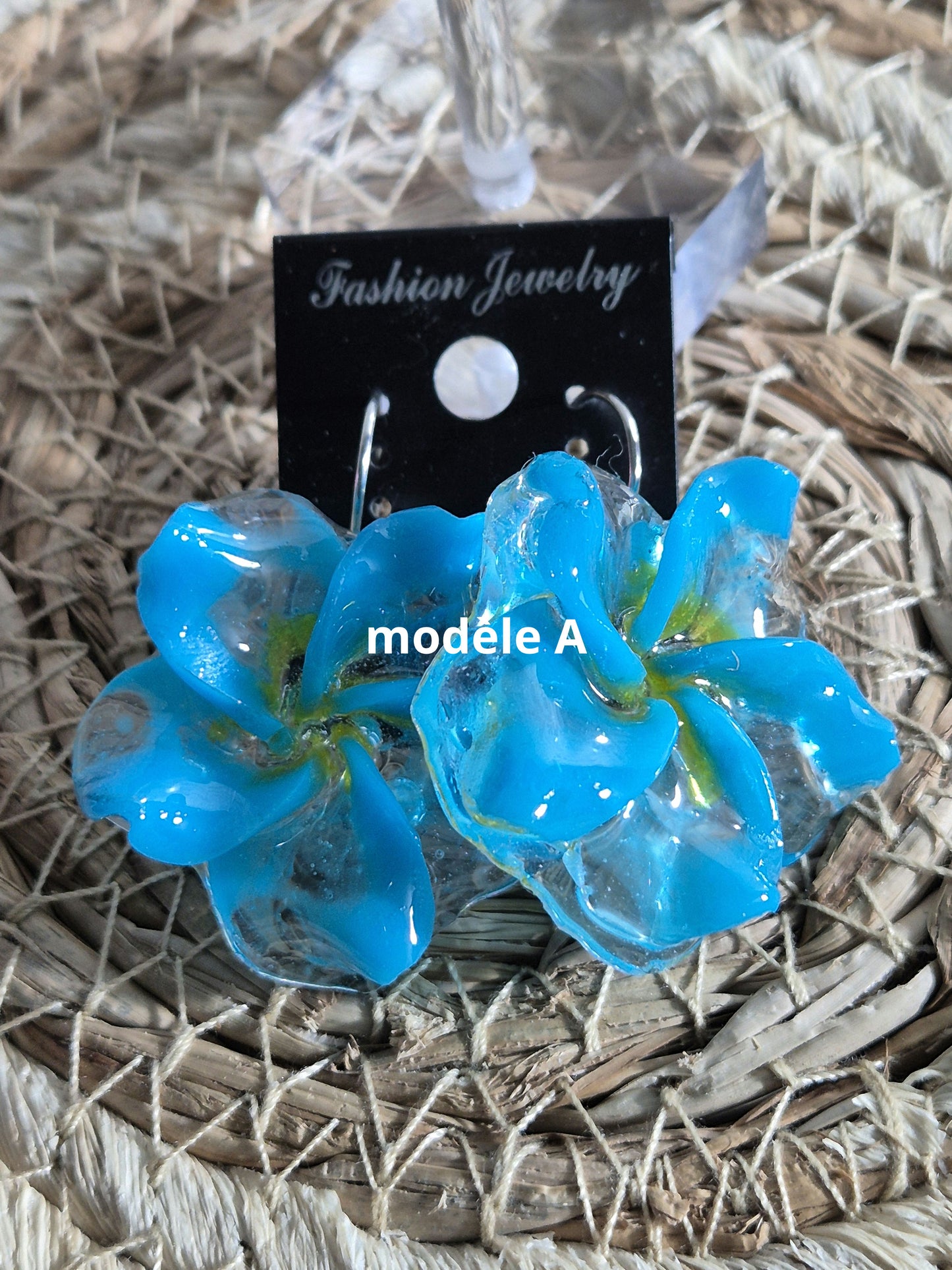 624. Boucles d'oreilles :fleurs de tiaré:
