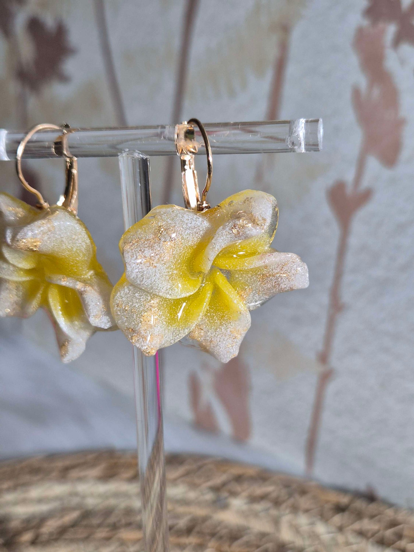 624. Boucles d'oreilles :fleurs de tiaré: