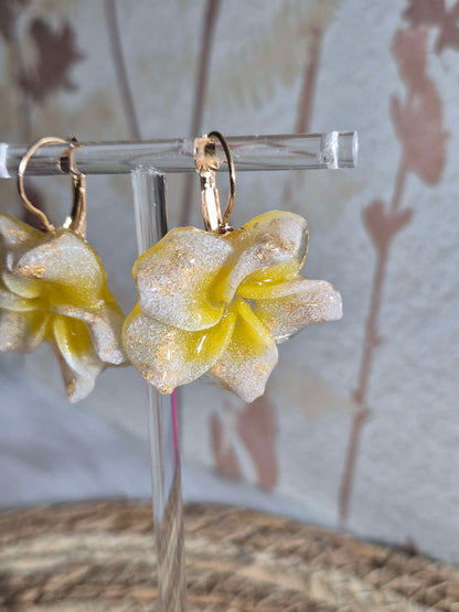 624. Boucles d'oreilles :fleurs de tiaré: