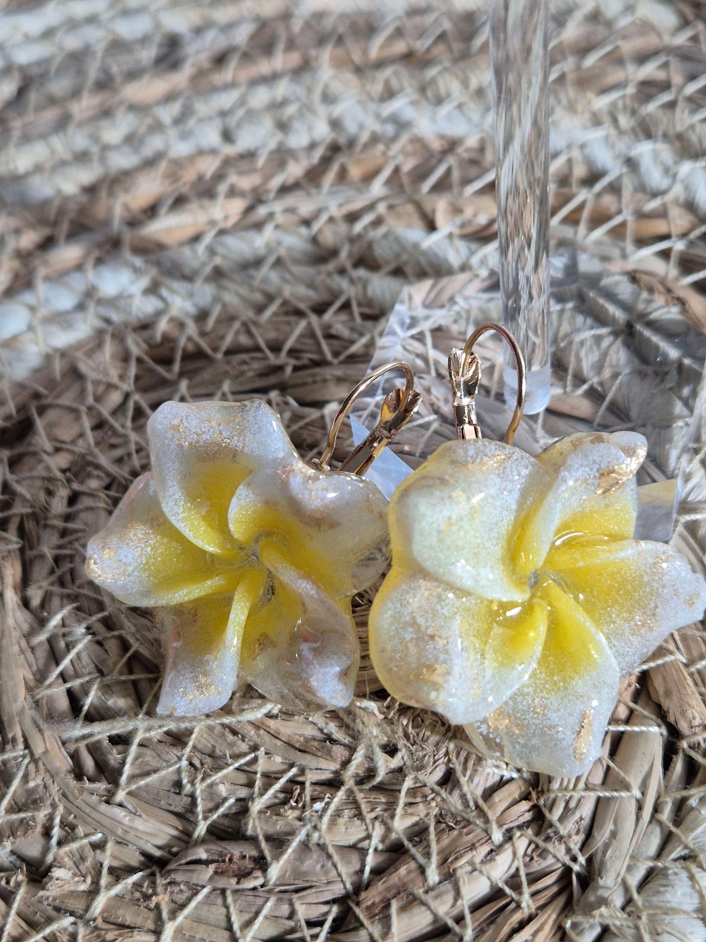 624. Boucles d'oreilles :fleurs de tiaré:
