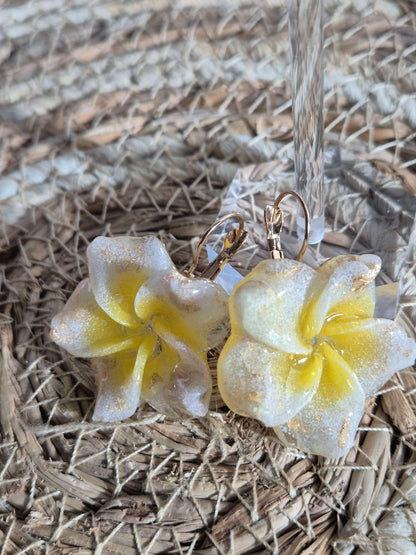 624. Boucles d'oreilles :fleurs de tiaré:
