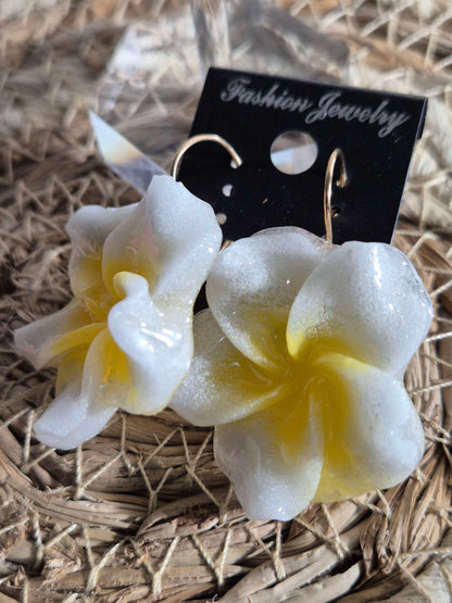 624. Boucles d'oreilles :fleurs de tiaré: