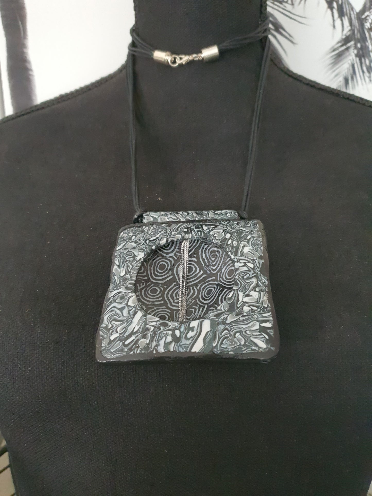33. Collier "Sautoir la  cage"