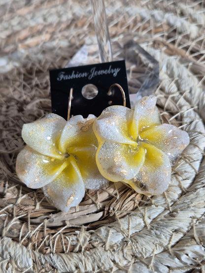624. Boucles d'oreilles :fleurs de tiaré:
