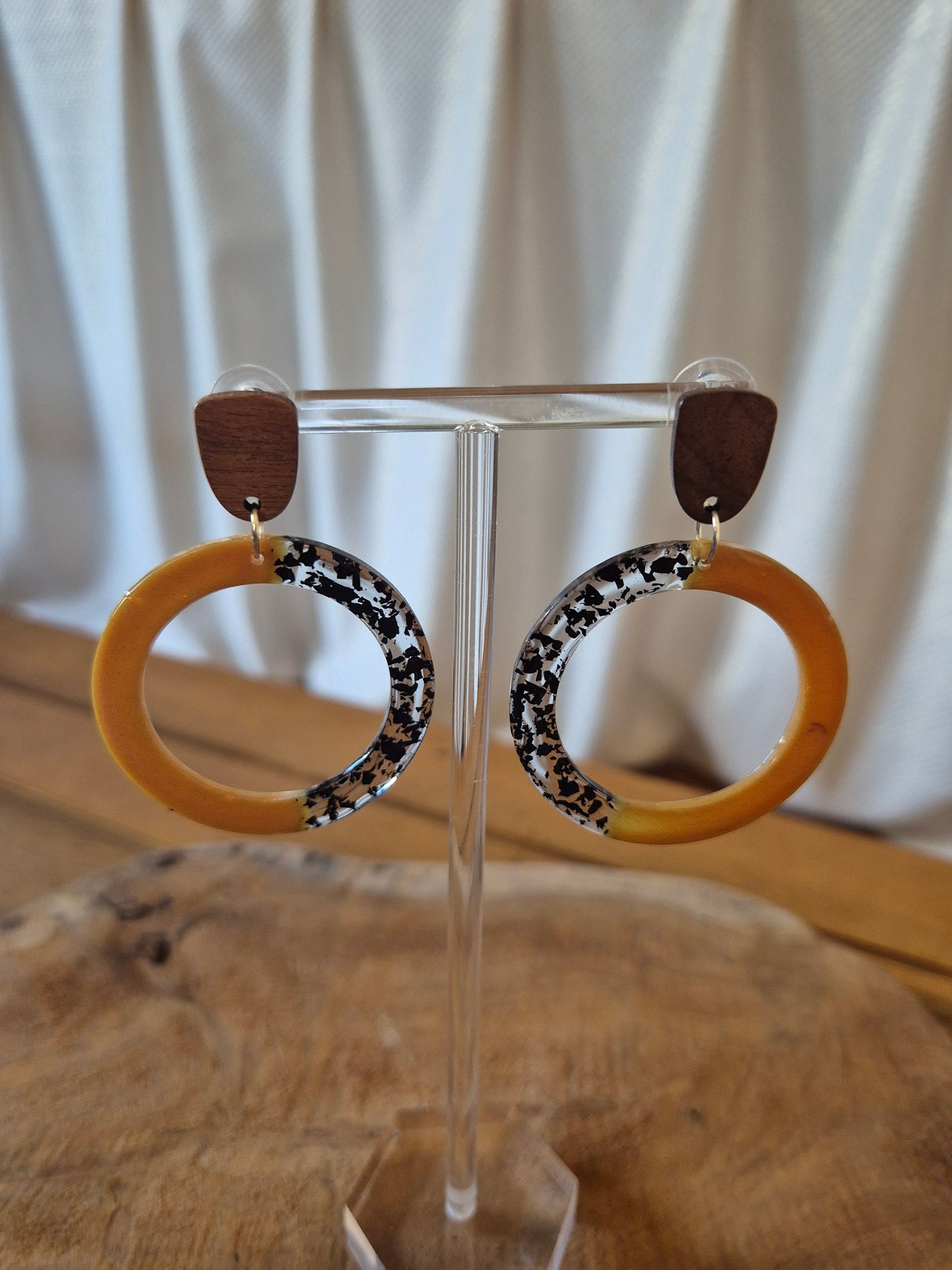 710." Couleur moutarde"