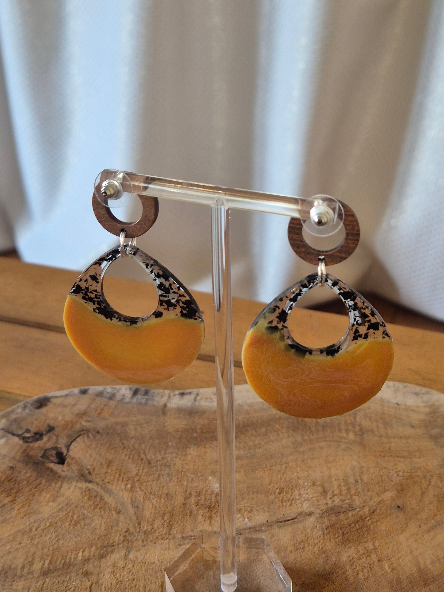 709. " Couleur moutarde "