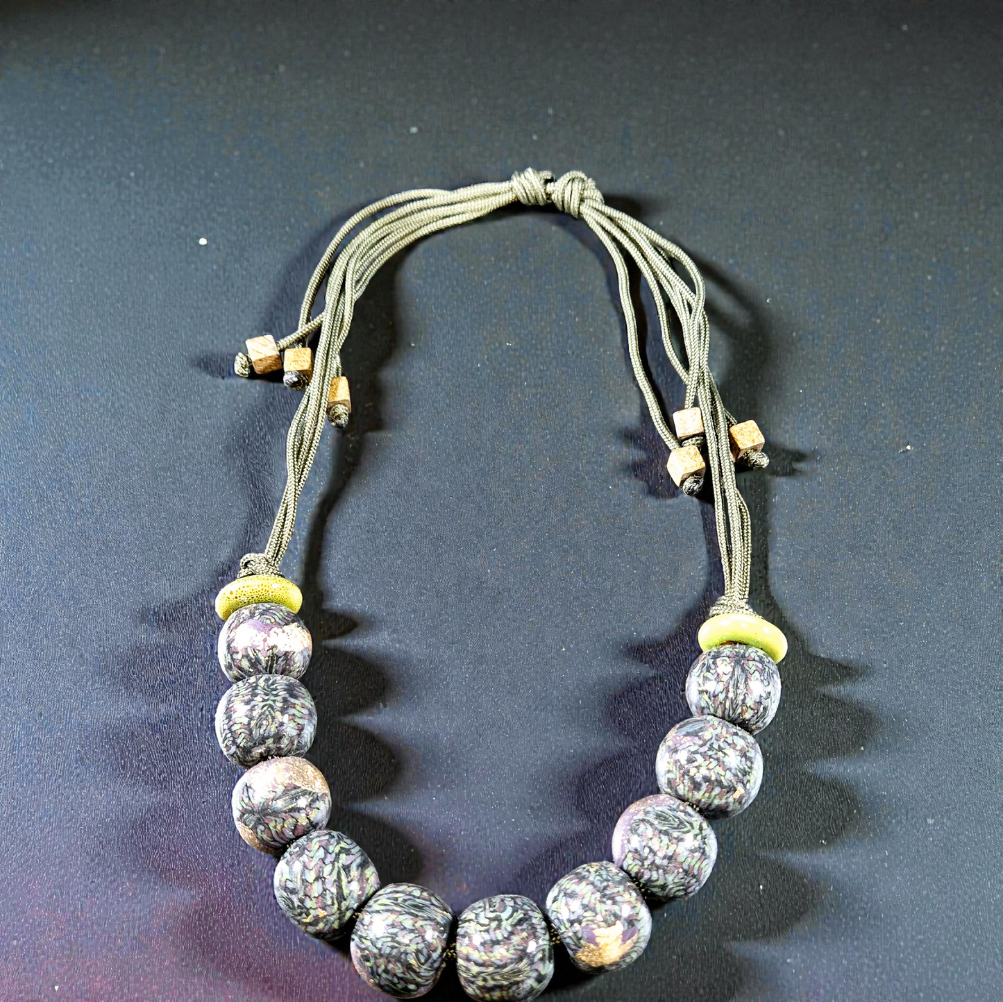 731.Collier "Végétation dense"