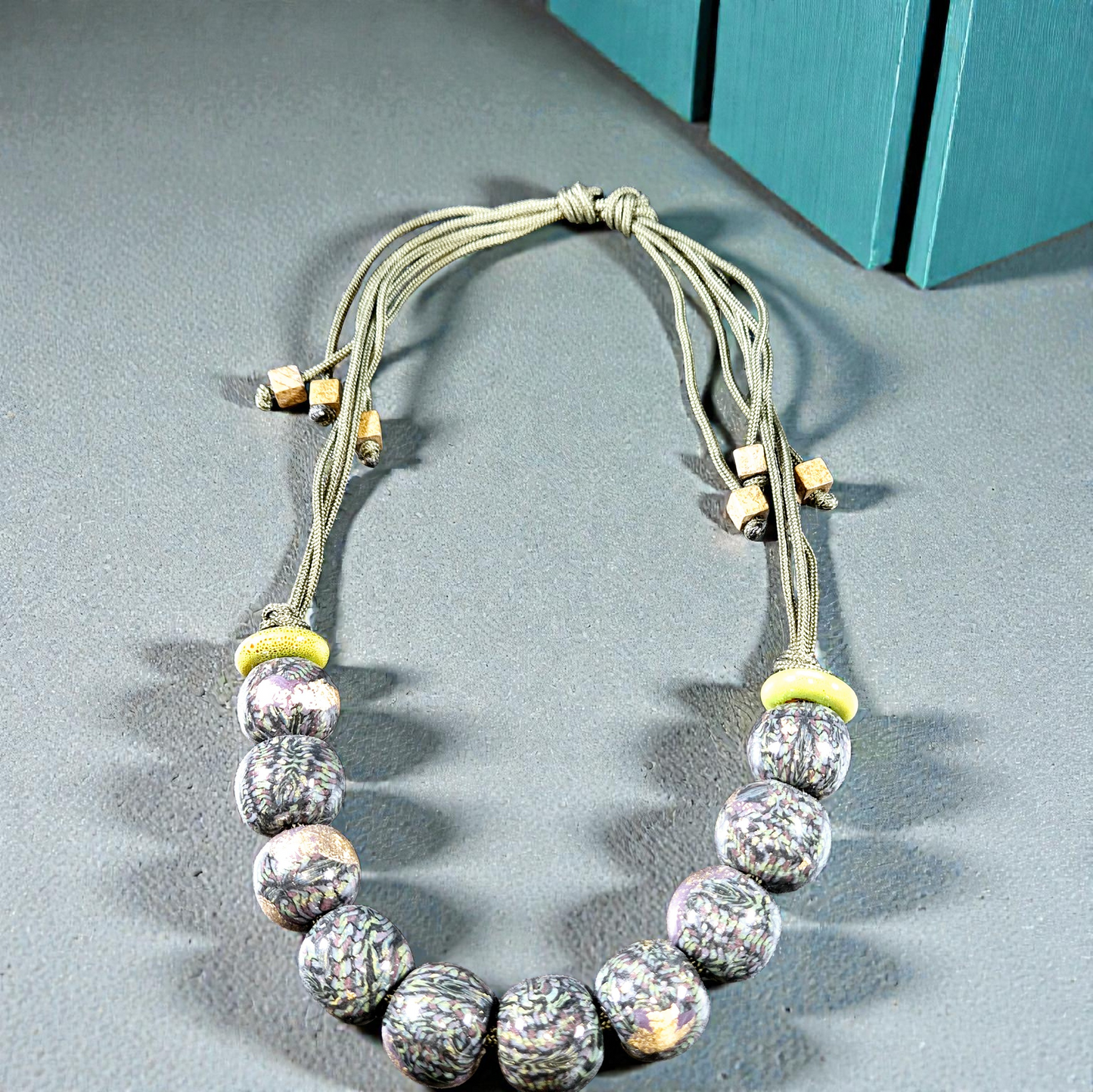 731.Collier "Végétation dense"