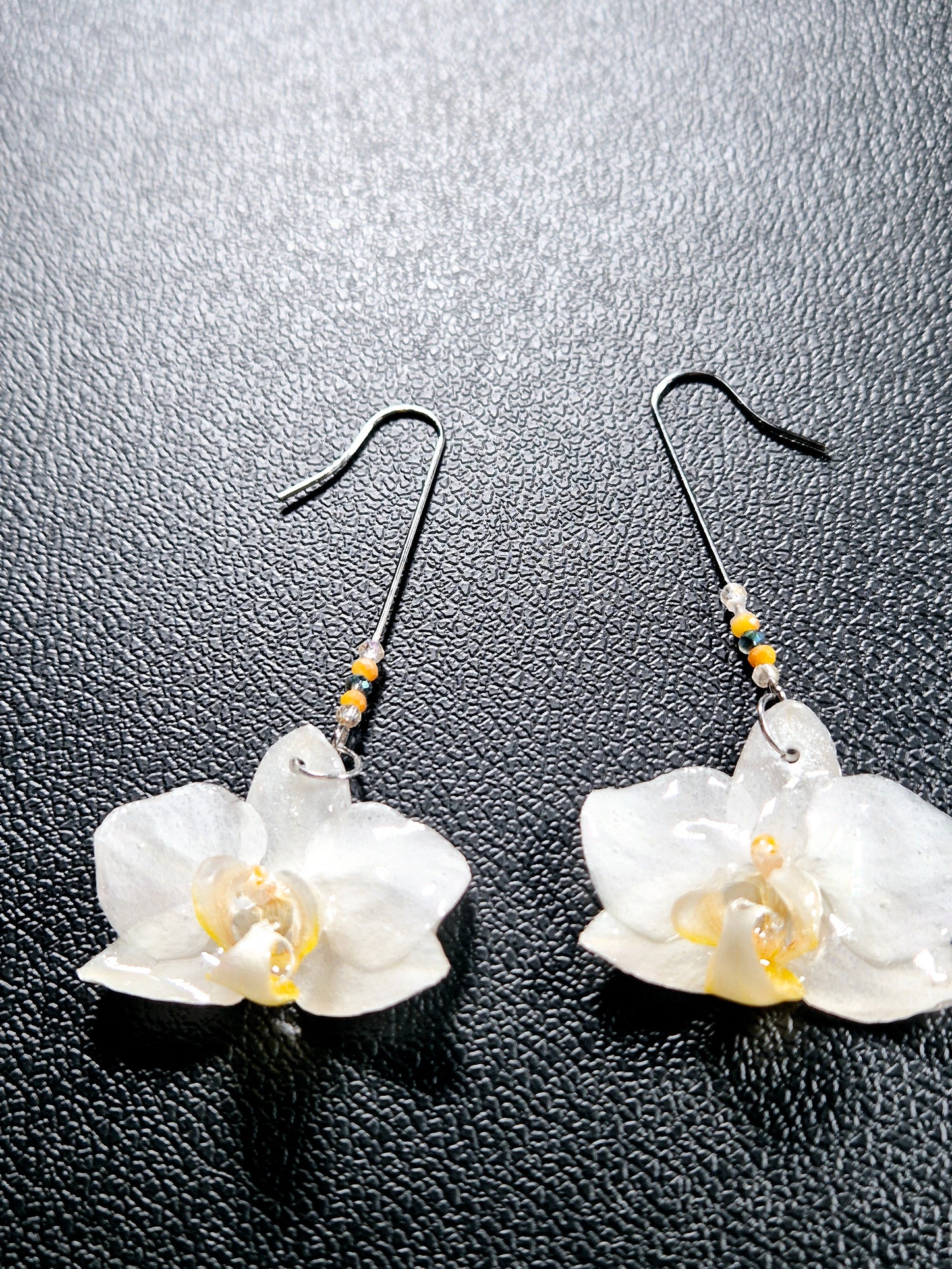 730. Boucles d'oreilles " Les Orchidées blanches"
