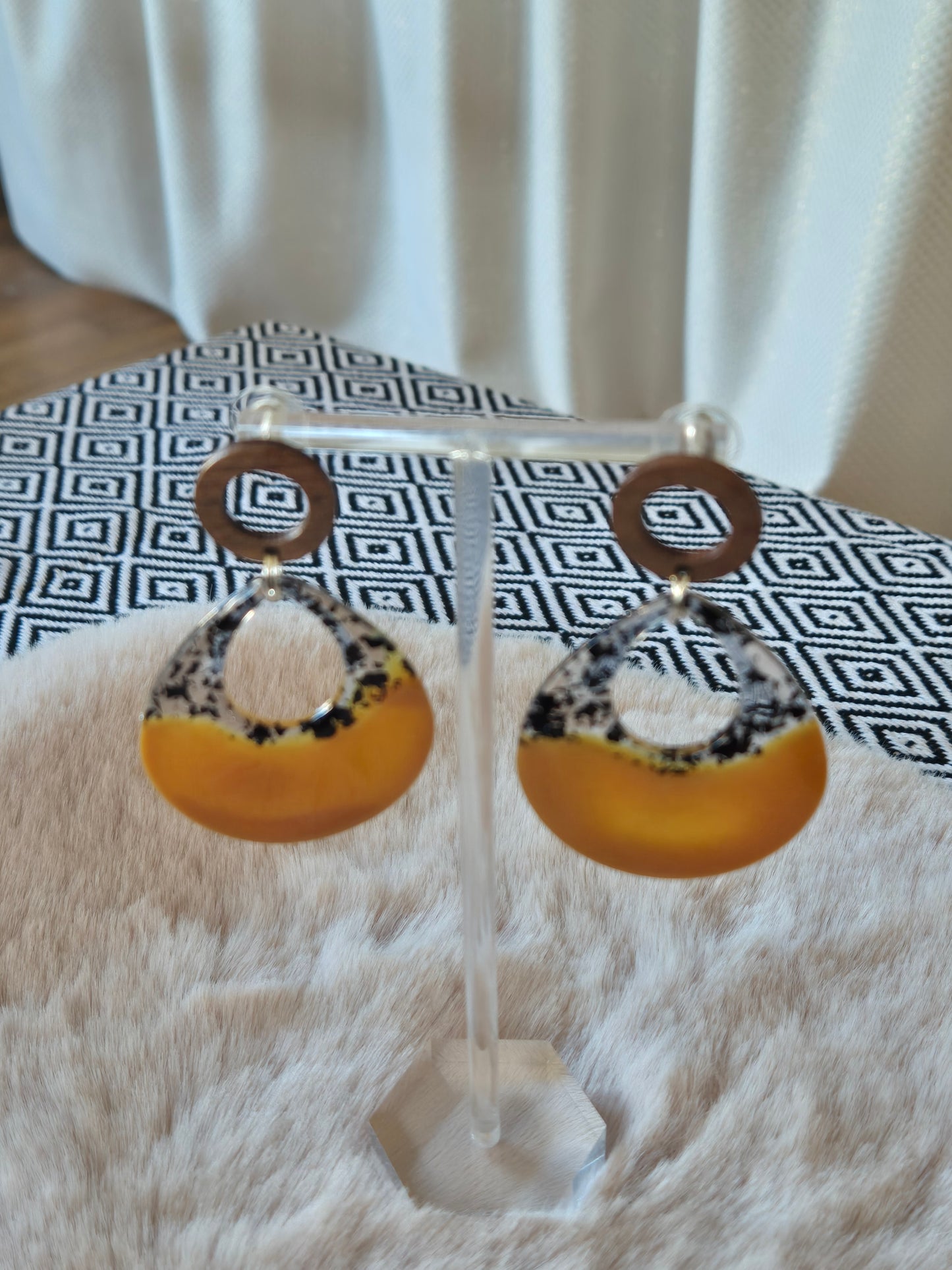 709. " Couleur moutarde "