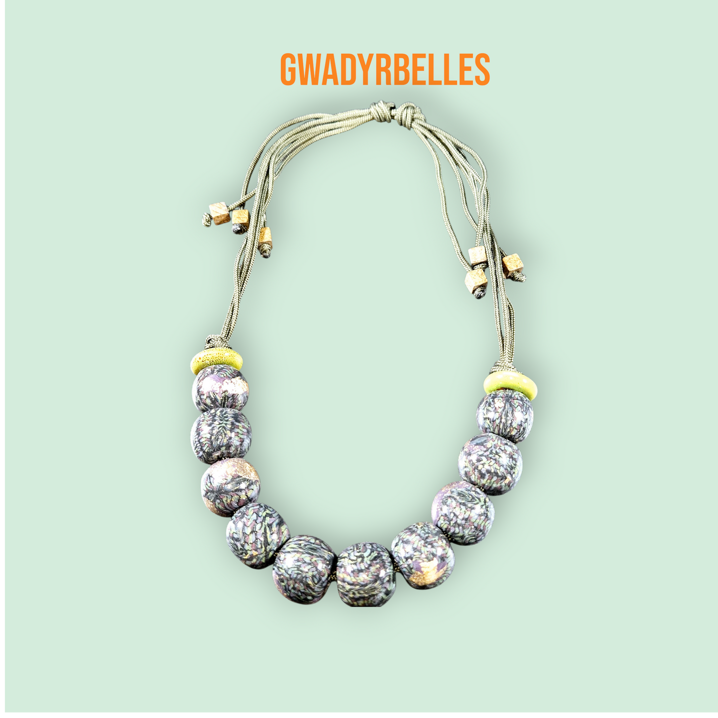 731.Collier "Végétation dense"