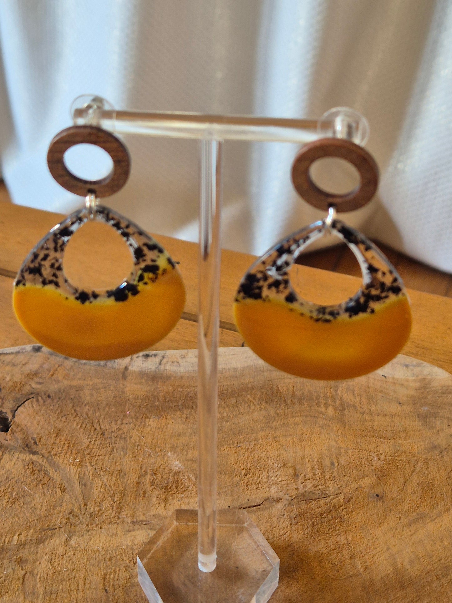 709. " Couleur moutarde "