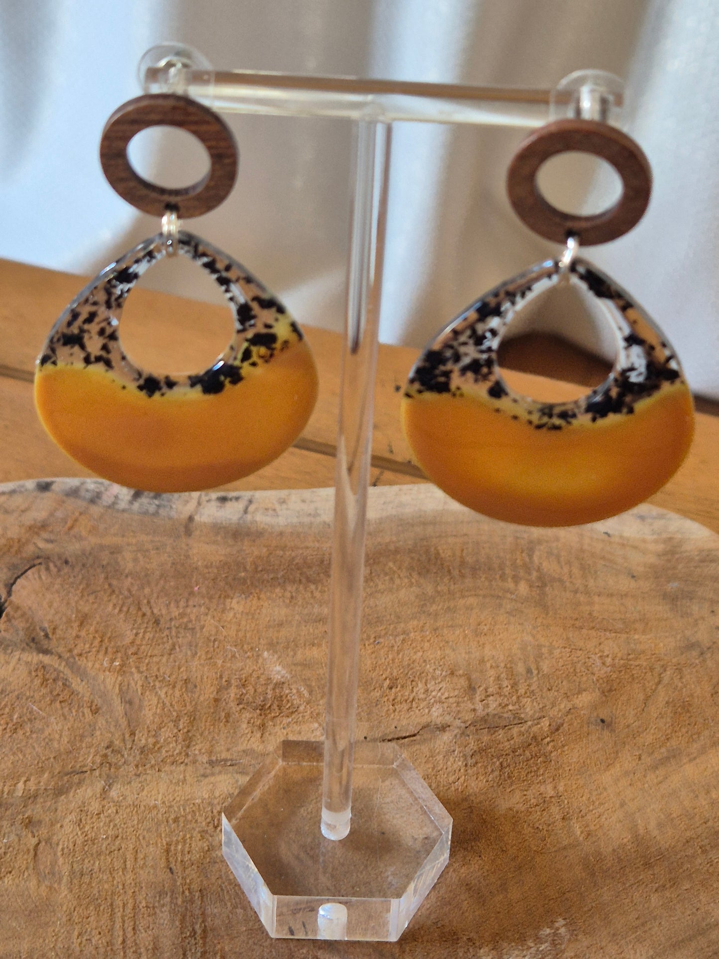 709. " Couleur moutarde "